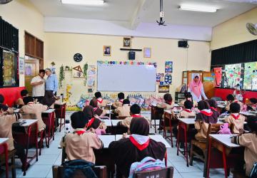 Presiden Prabowo dan Bill Gates Tinjau Program Makan Bergizi Gratis dan Pemeriksaan Kesehatan di SDN Jati 03