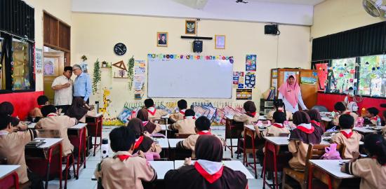 Presiden Prabowo dan Bill Gates Tinjau Program Makan Bergizi Gratis dan Pemeriksaan Kesehatan di SDN Jati 03