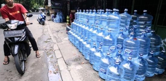 Galat Galon: Dampak Lingkungan Galon Guna Ulang PET di Jawa Barat