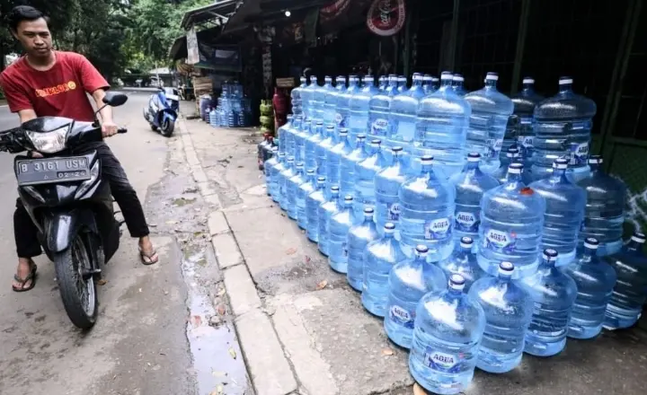 Galat Galon: Dampak Lingkungan Galon Guna Ulang PET di Jawa Barat