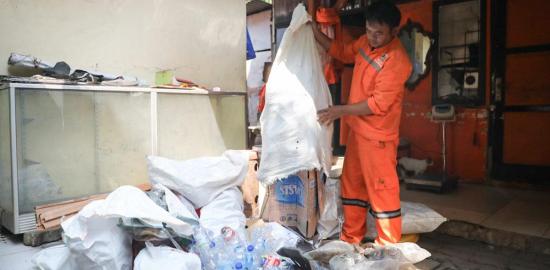 Program Bank Sampah Sekolah Diperkuat di Pejaten Barat