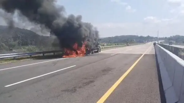 Truk Terbakar Hebat di Tol Cisumdawu, Api Berasal dari Roda Belakang