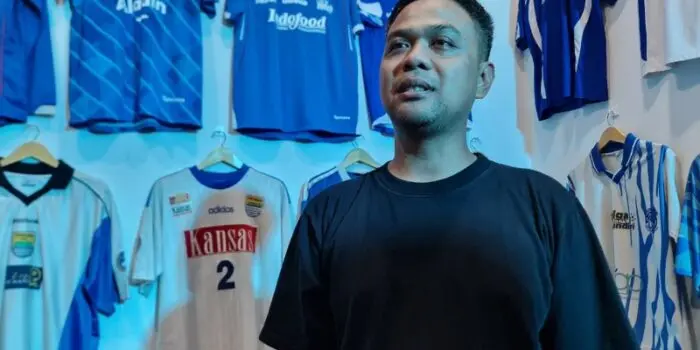 Cerita Fahri Menjaga Sejarah Persib Lewat Koleksi Jersey dari Berbagai Era