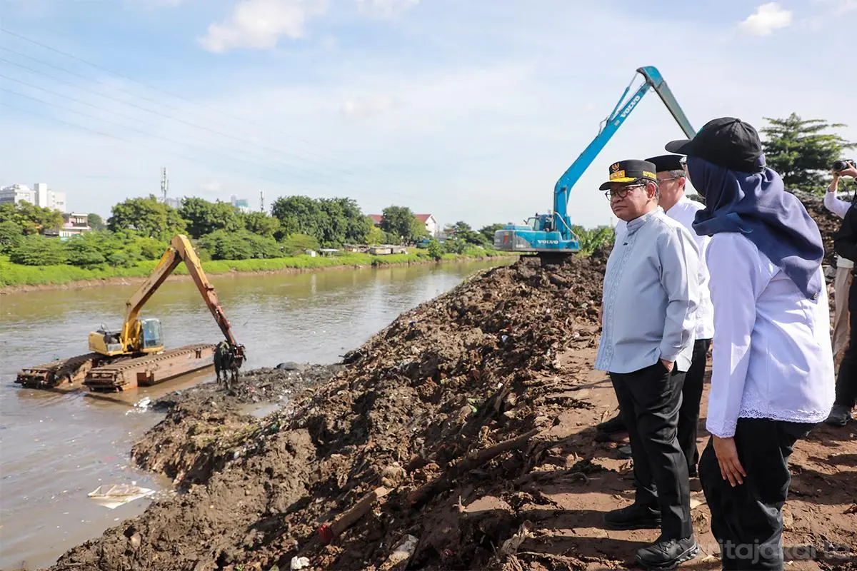 Pramono Anung Tinjau Proyek Pengerukan Kali Kanal Banjir Barat