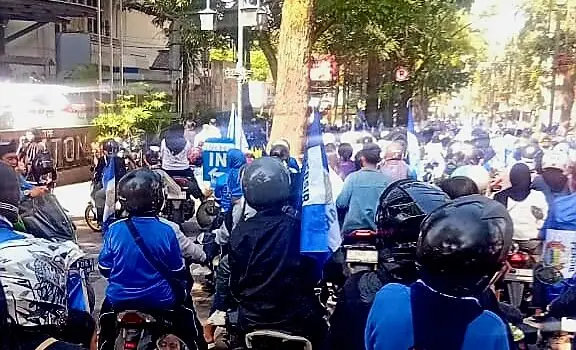 Pesta Juara Persib Sisakan Pecahan Botol dan Sampah di Sepanjang Jalur Konvoi