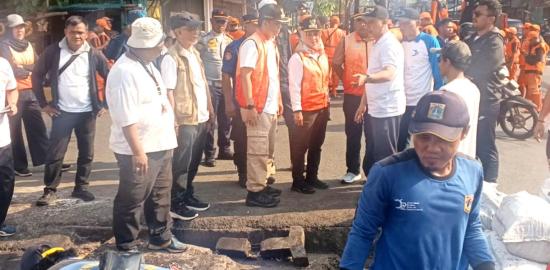 Aksi Kerja Bakti di Jembatan Lima untuk Kebersihan dan Antisipasi Banjir