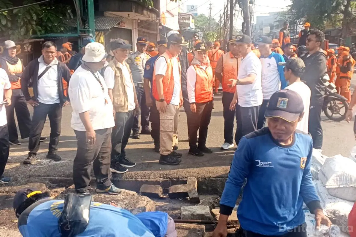 Aksi Kerja Bakti di Jembatan Lima untuk Kebersihan dan Antisipasi Banjir
