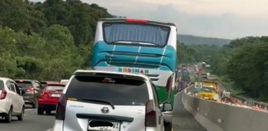 Perbaikan Jalan Tol Cipularang Picu Kemacetan di KM 79-80, Pengendara Diimbau Atur Waktu Perjalanan