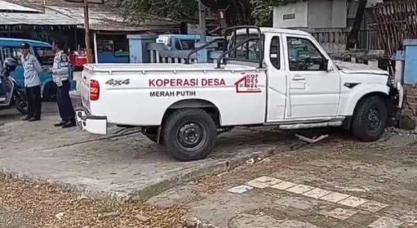 Mobil KDMP Tabrak Angkot di Karawang gegara Sopir Ngantuk, Sejumlah Orang Luka