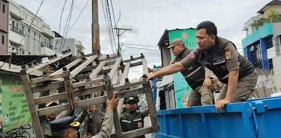 Operasi Bina Tertib Praja di Palmerah: Penertiban PKL dan Penyitaan Barang Ilegal