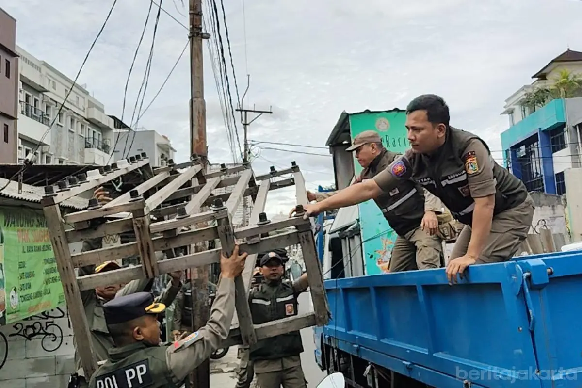 Operasi Bina Tertib Praja di Palmerah: Penertiban PKL dan Penyitaan Barang Ilegal