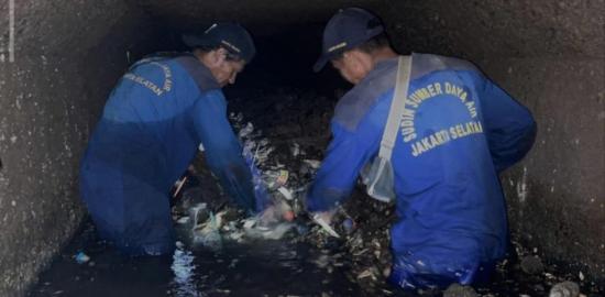 Pengerukan Saluran di Jalan Melawai I Angkat Tujuh Truk Sedimen