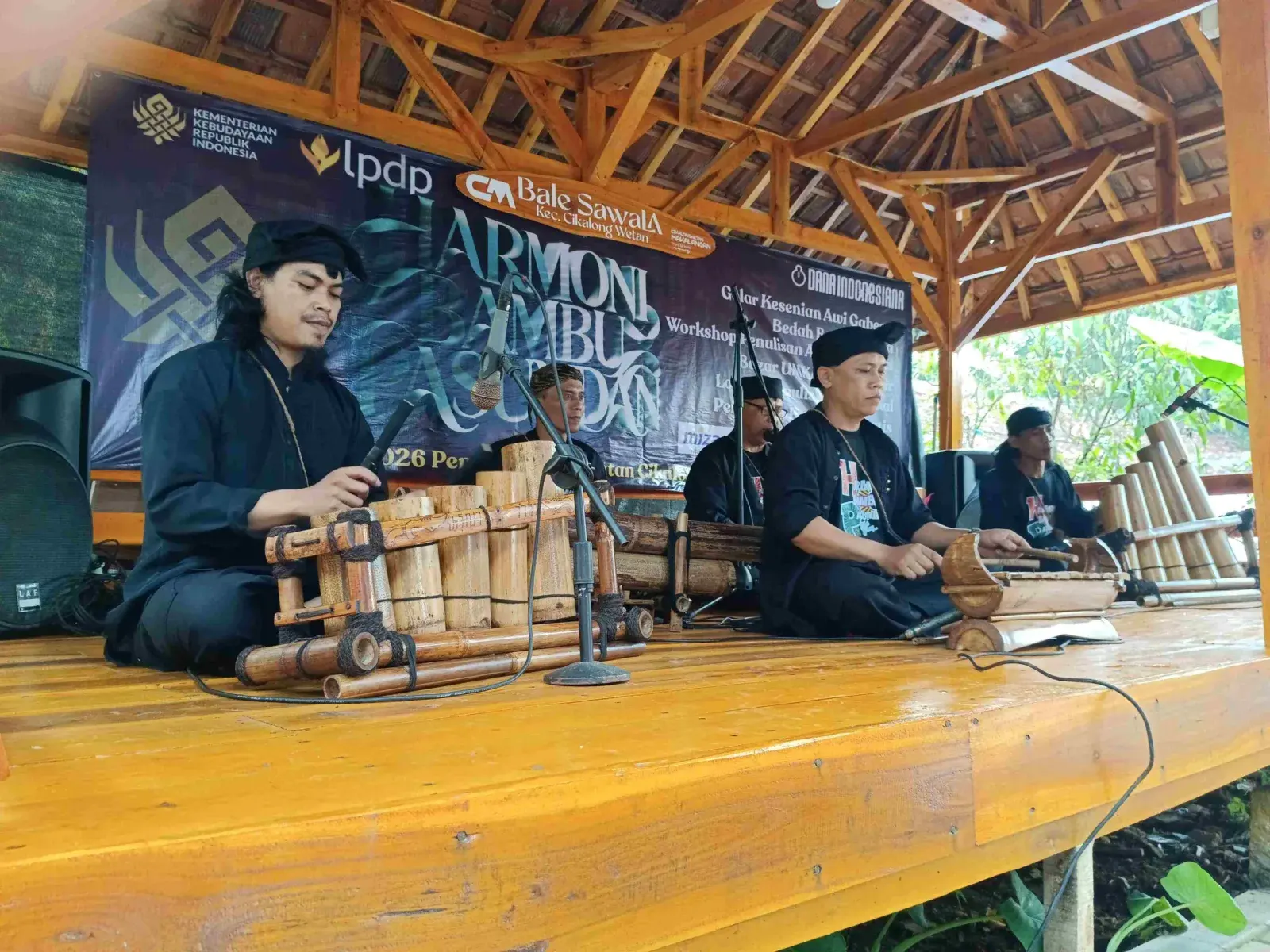 Pagelaran Harmoni Bambu Pasundan: Kesenian Awi Gabeng Memikat Warga Cikalongwetan