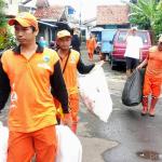 Jajaran Kelurahan Kebon Manggis Bantu Warga Bersihkan Lingkungan