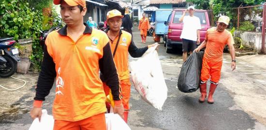 Jajaran Kelurahan Kebon Manggis Bantu Warga Bersihkan Lingkungan