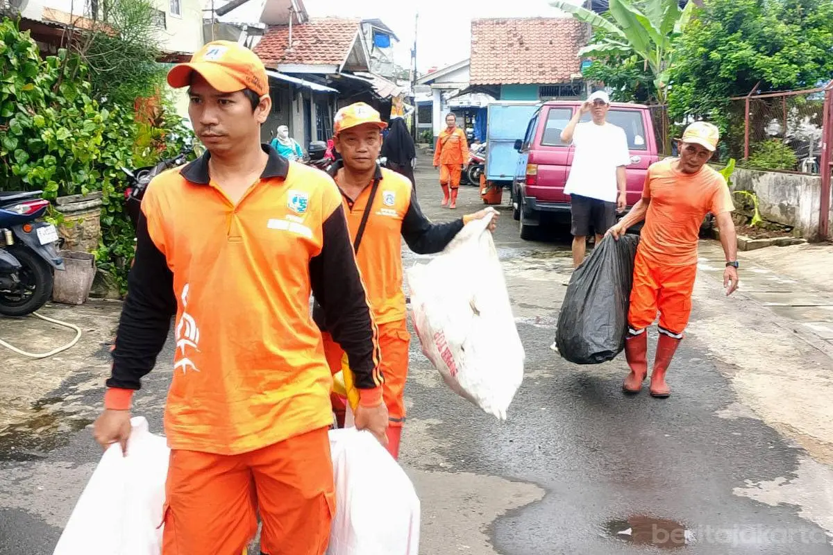 Jajaran Kelurahan Kebon Manggis Bantu Warga Bersihkan Lingkungan