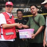 Sudinsos dan PMI Jaktim Berikan Bantuan Penyintas Kebakaran Pulo Gadung