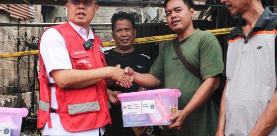 Sudinsos dan PMI Jaktim Berikan Bantuan Penyintas Kebakaran Pulo Gadung