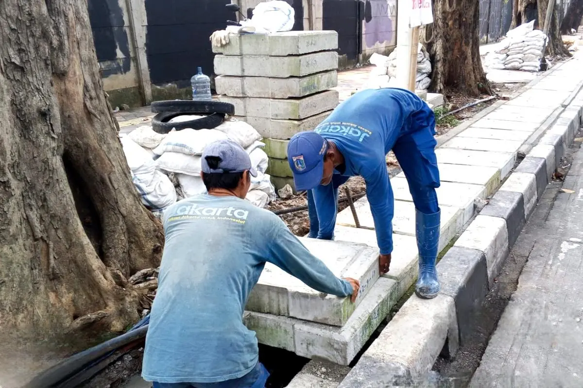 Pengurasan Saluran Air di Palmerah Utara untuk Mengatasi Banjir