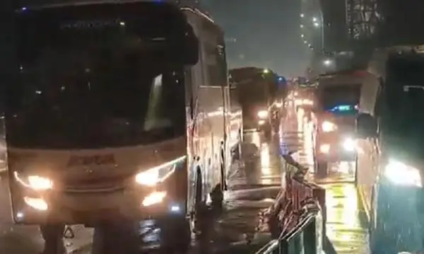 Antrean Panjang Libur Kenaikan Isa Almasih, GT Pasteur Bandung Macet