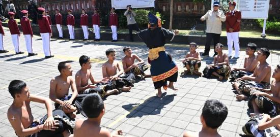 Tinjau SRMP 17 Tabanan, Presiden Prabowo Tegaskan Pendidikan sebagai Jalan Wujudkan Kehidupan Layak