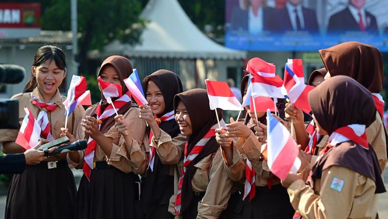 Antusiasme Siswa Sambut Kunjungan Kenegaraan Presiden Prancis