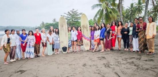 Retreat Perempuan di Batukaras Gabungkan Surfing, Wellness, dan Pelestarian Laut