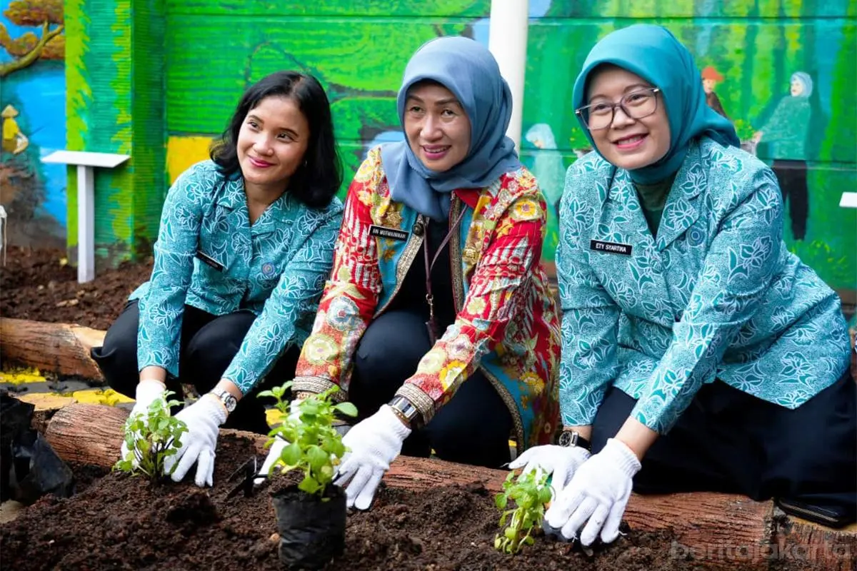 Iin Resmikan Urban Farming di Halaman Kantor Lurah Krukut