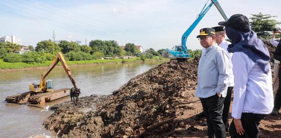 Pramono Anung Minta Proyek Pengerukan Kali Kanal Banjir Barat Berjalan Tepat Waktu
