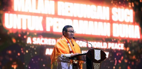 Gubernur Pramono Anung Serukan Perdamaian di Malam Renungan Suci