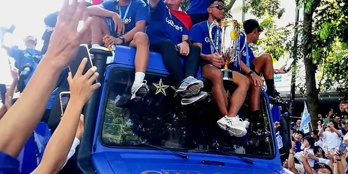 Lautan Bobotoh Padati Jalur Konvoi, Persib dan Bojan Hodak Disambut Bobotoh