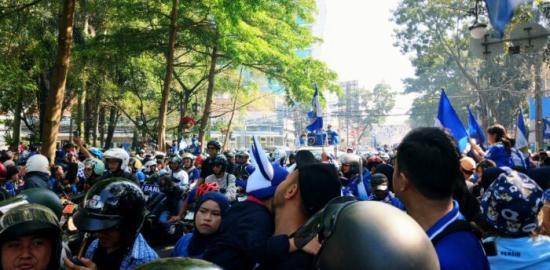 Bandung Membiru Sejak Pagi, Bobotoh Kuasai Jalanan Sambut Konvoi Juara Persib