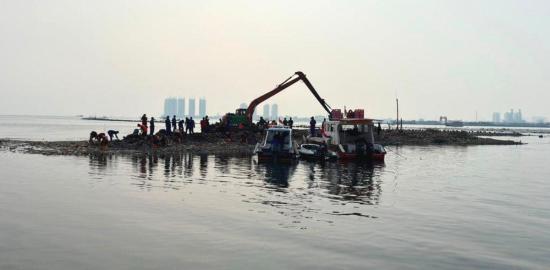 Pembersihan Sampah Pesisir Muara Angke Diintensifkan