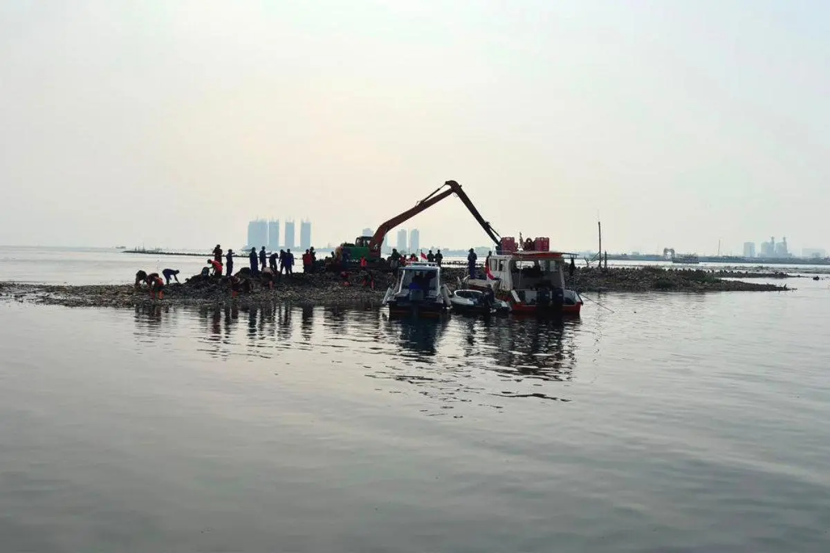 Pembersihan Sampah Pesisir Muara Angke Diintensifkan