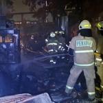 70 Personel Gulkarmat Atasi Kebakaran Rumah di Warakas