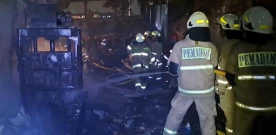 70 Personel Gulkarmat Atasi Kebakaran Rumah di Warakas
