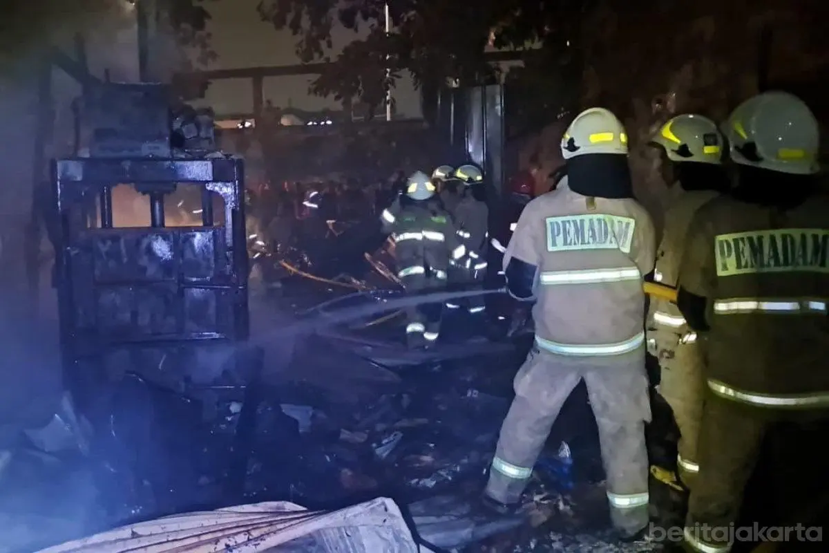 70 Personel Gulkarmat Atasi Kebakaran Rumah di Warakas