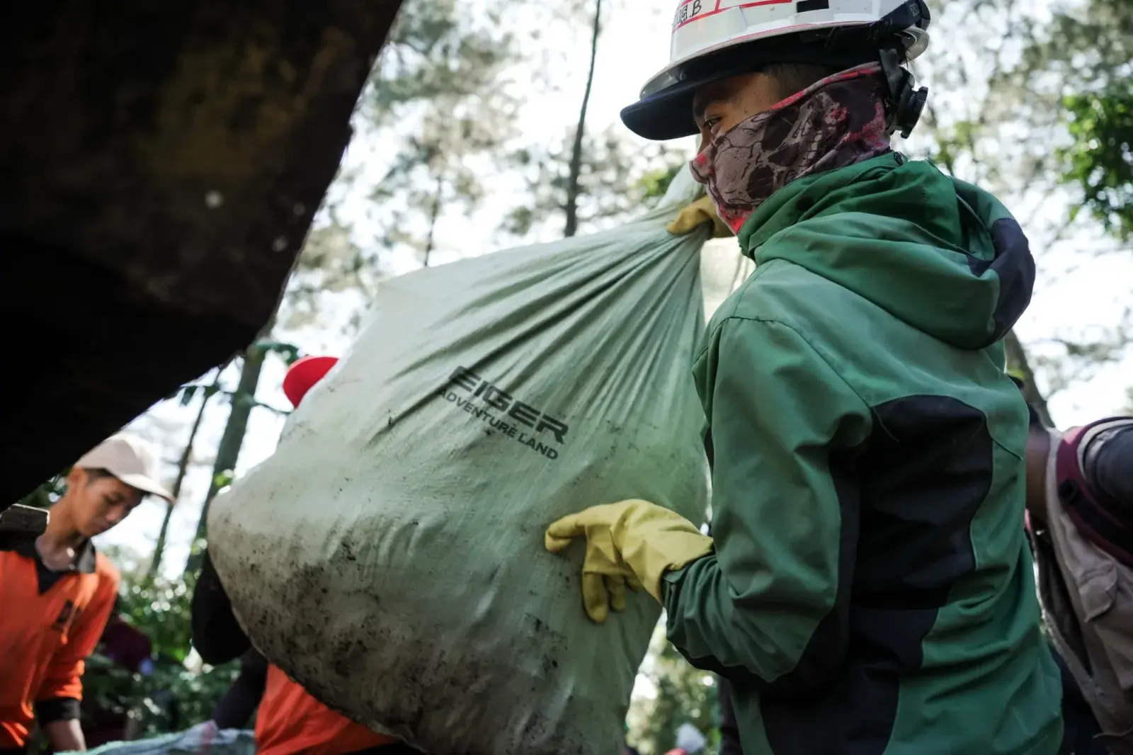 Relawan Angkut 6 Ton Sampah dari Kawasan Megamendung