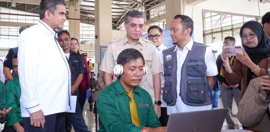 Menaker Yassierli Tinjau Posko Peduli K3 Mudik, Pastikan Awak Angkutan Sehat demi Mudik Aman