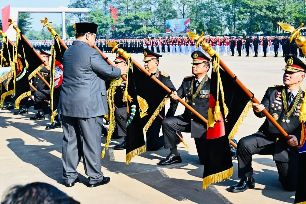 Presiden Prabowo Anugerahkan Tanda Kehormatan dan Pangkat Istimewa kepada Jajaran Polri