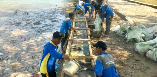 Pasukan Biru Tinggikan Tanggul di Pulau Kelapa