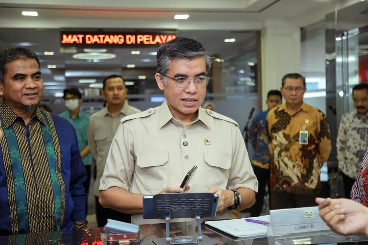 Menaker Tinjau Posko THR Keagamaan 2026, Pastikan Hak Pekerja Terlindungi Jelang Lebaran