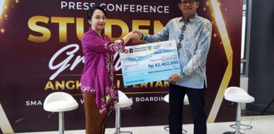 Dukung Kampanye Go Green di Lingkungan Sekolah, Bank Mandiri Taspen Serahkan Bantuan Mesin Air Siap Minum ke SMA Dharma Wanita 1 Pare