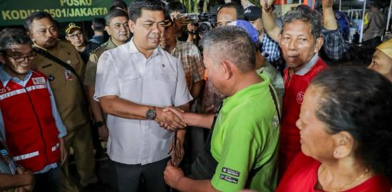 Wamensesneg Juri Ardiantoro Tinjau Posko Pengungsi Korban Kebakaran Kemayoran
