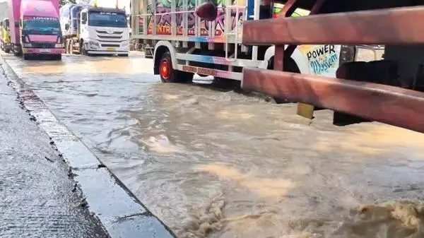 Banjir Rendam Jalur Pantura Cirebon, Kemacetan hingga Lebih dari 4 Km