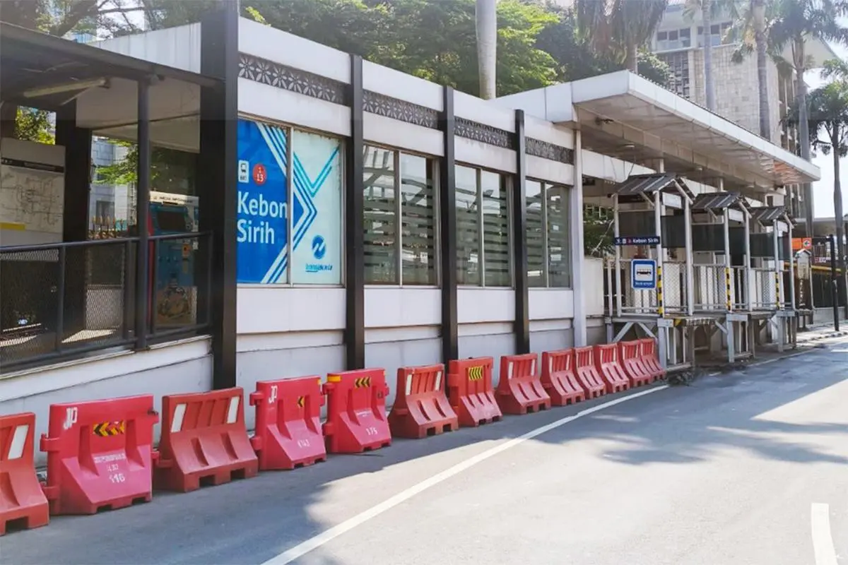 Halte Transjakarta Kebon Sirih Arah Kota Ditutup Sementara