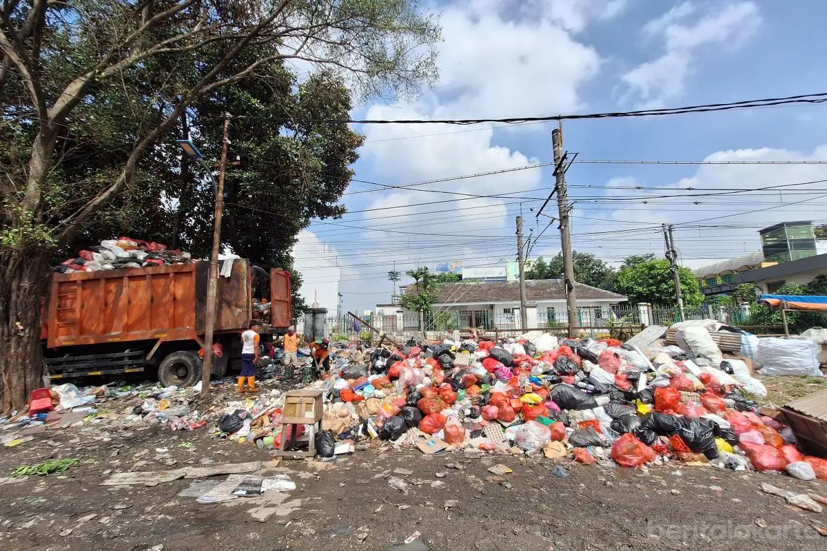 Sudin LH Jaksel Intensifkan Pengangkutan Sampah di TPS