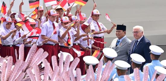 Lambaian Bendera dan Senyum Ceria Warnai Antusiasme Pelajar Sambut Presiden Jerman di Istana Merdeka