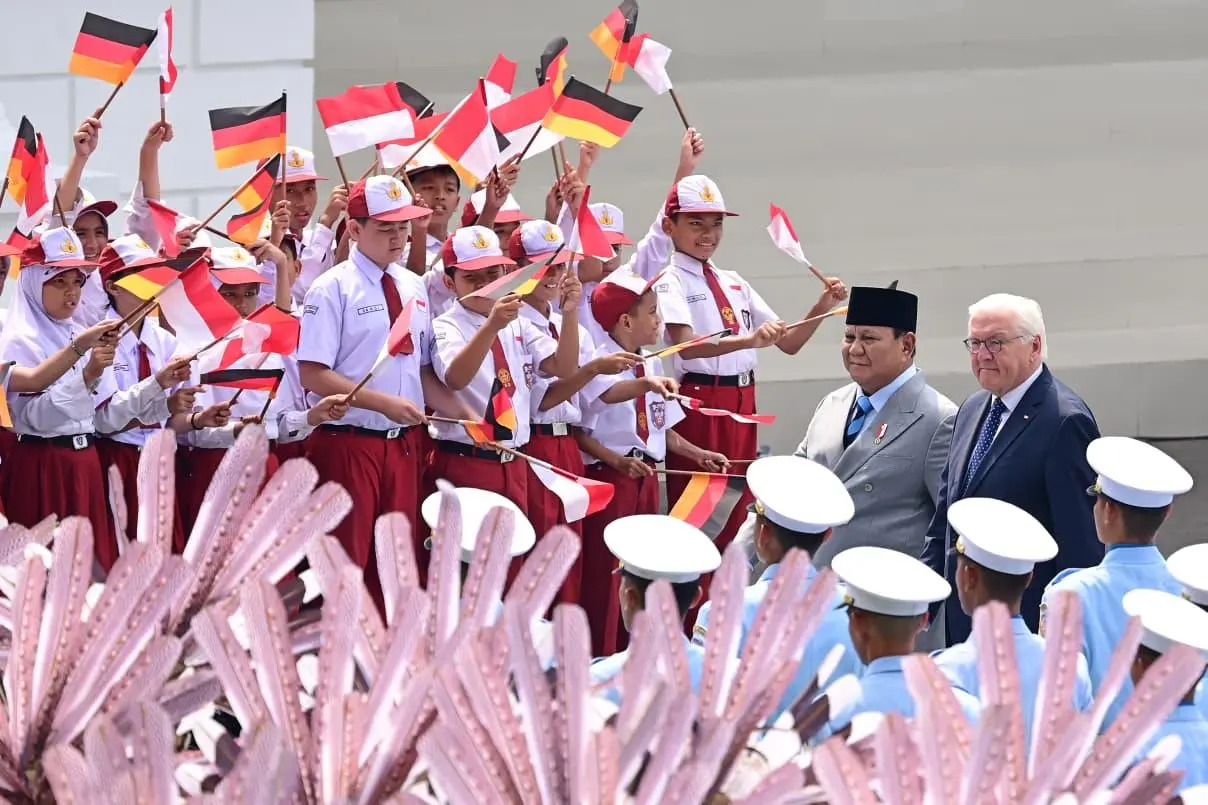 Lambaian Bendera dan Senyum Ceria Warnai Antusiasme Pelajar Sambut Presiden Jerman di Istana Merdeka