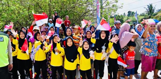 Antusias Sambut Presiden Prabowo, Warga Kebumen Padati Jalur Menuju BUBK